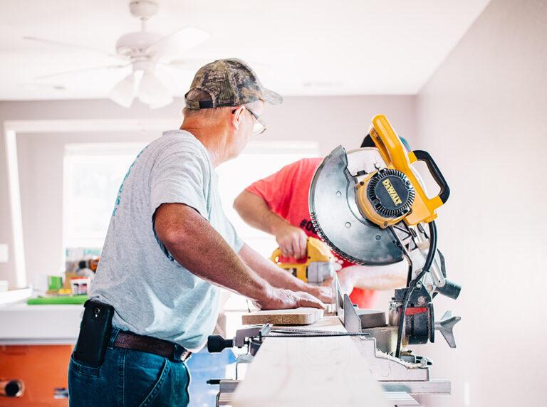 two_men_sawing_handymenn_cropped